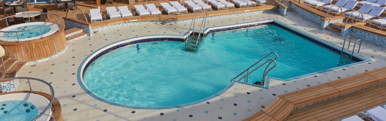 Piscine du bateau de croisière Seven Seas Voyager