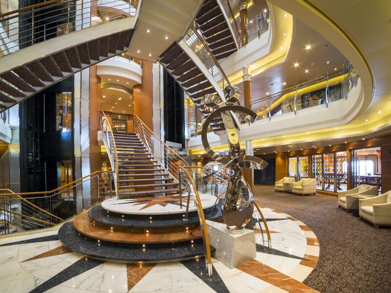 Atrium du bateau de croisière Seven Seas Voyager